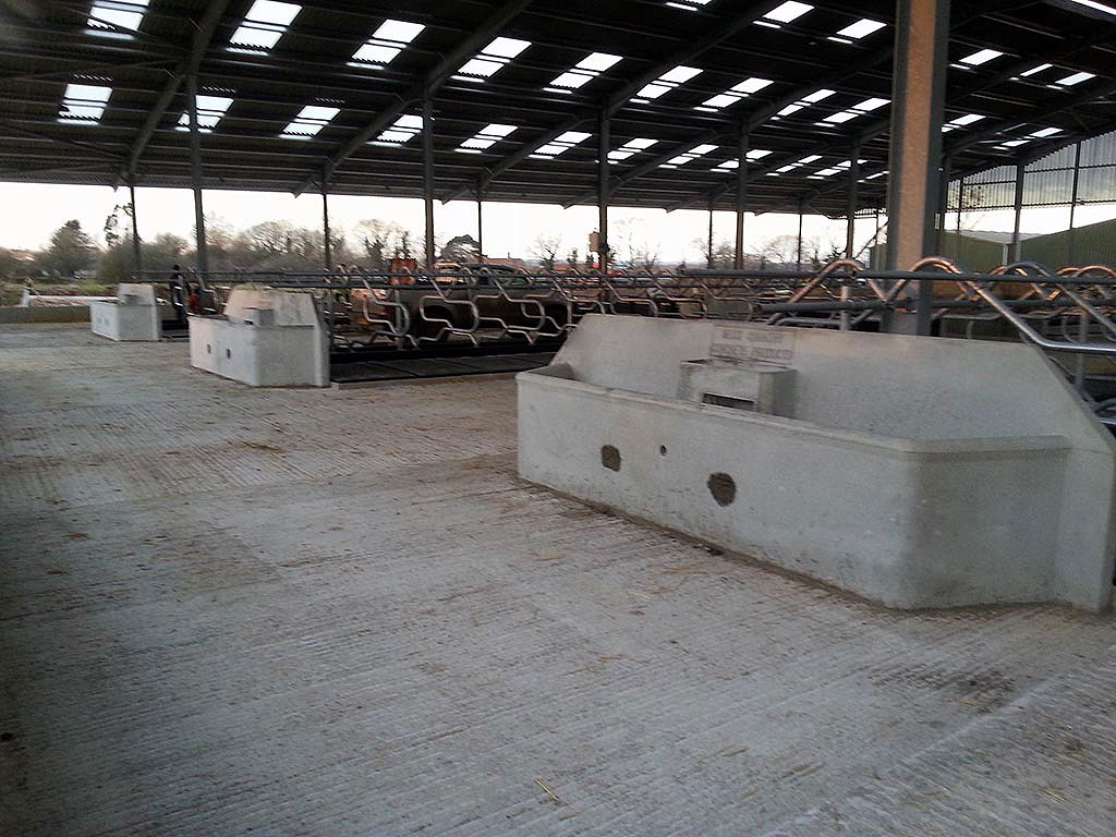 WCCP 3-row cubicle end-wall with integrated water trough